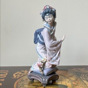 Lladro Porcelain Geisha Sculpture